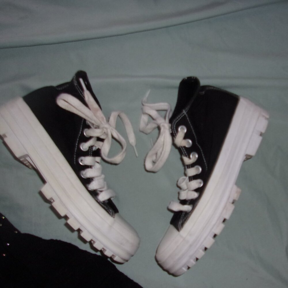womens size 7 tennis shoes   seven black white vintage chunky heel Y2K